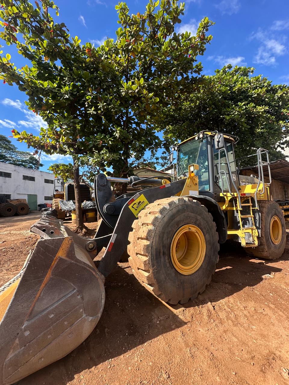 Pá-carregadeira da frota Nova Era disponível para locação